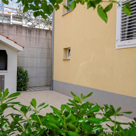 Apartment With Big And Free Private Parking Makarska Exterior foto