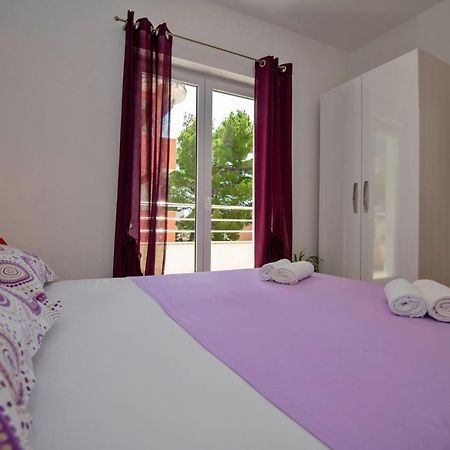 Apartment With Big And Free Private Parking Makarska Exterior foto