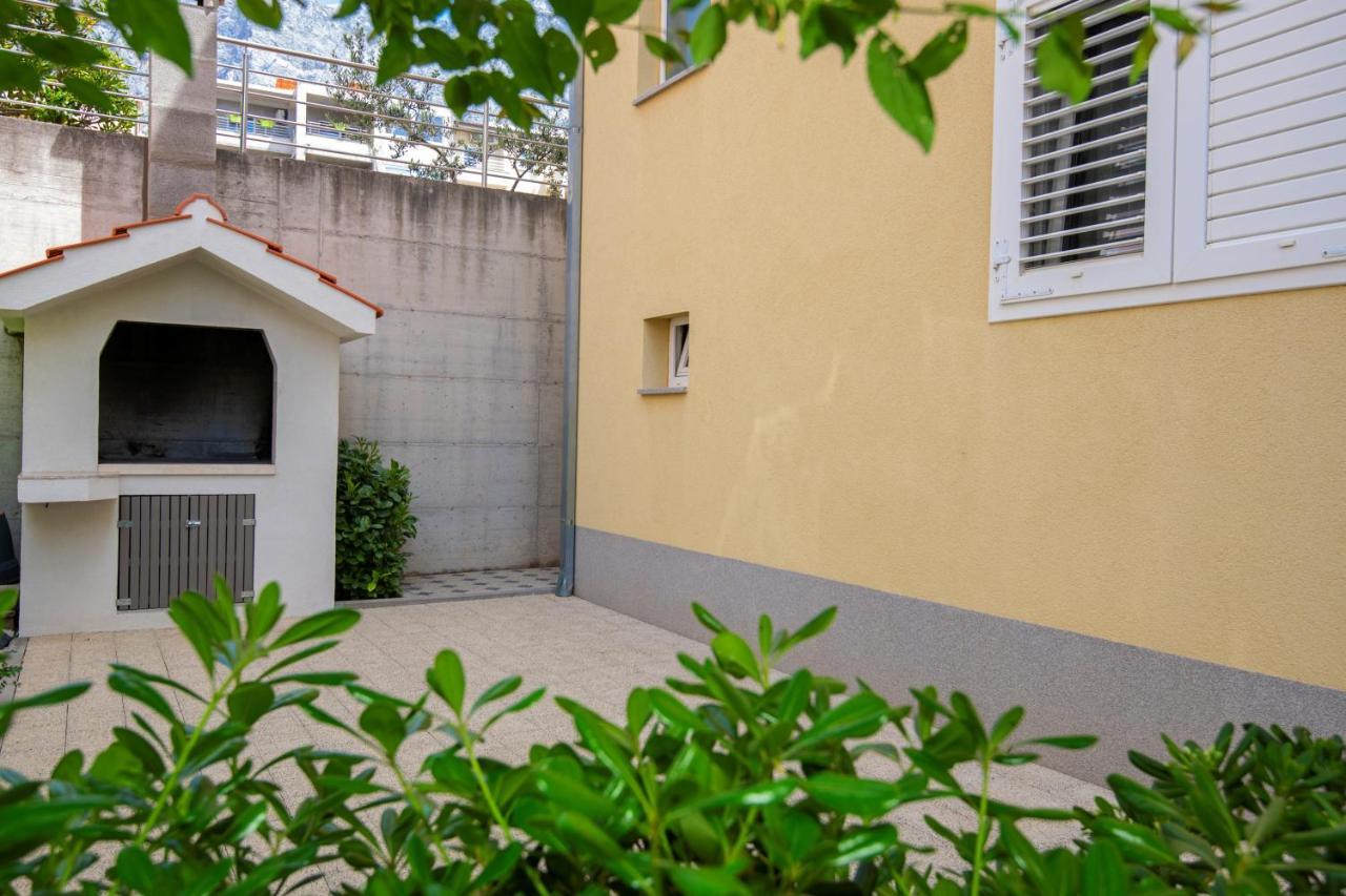 Apartment With Big And Free Private Parking Makarska Exterior foto