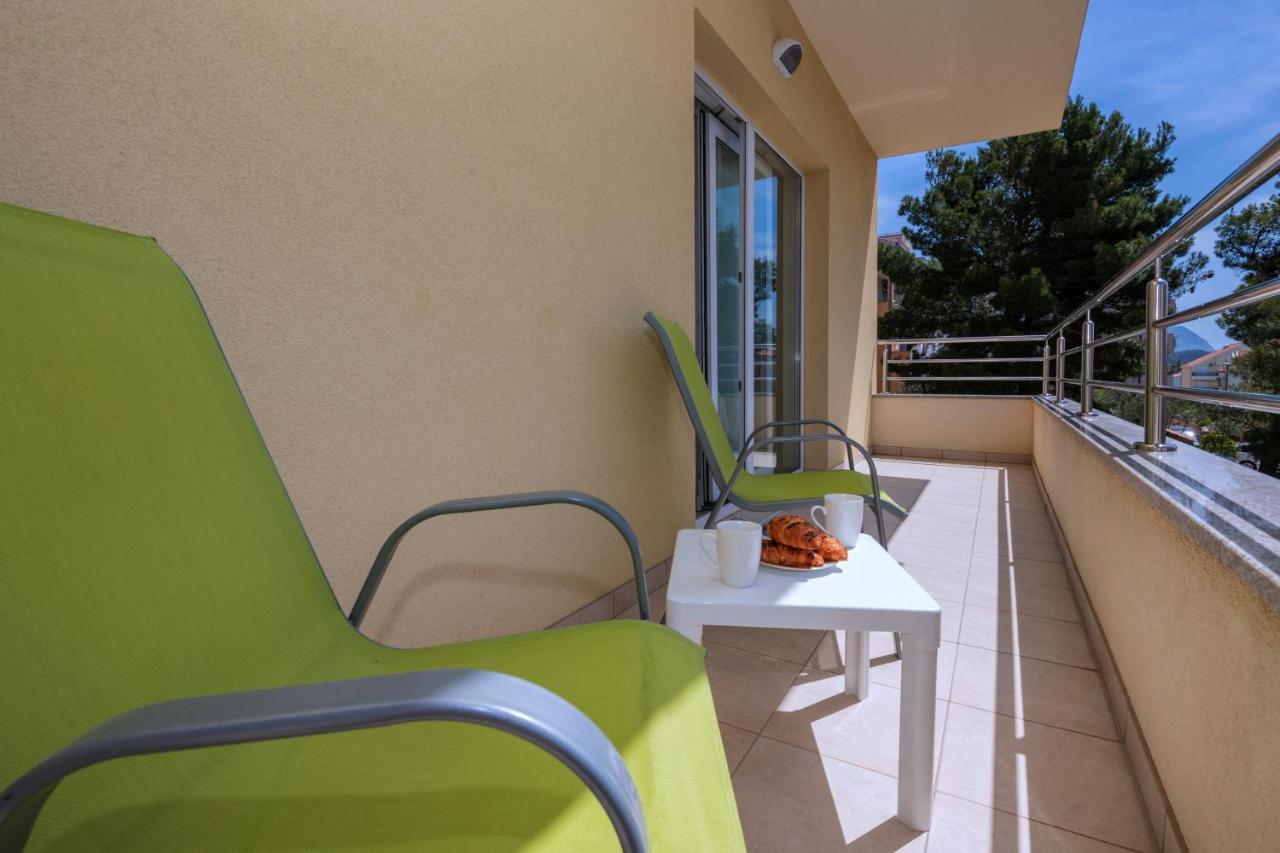 Apartment With Big And Free Private Parking Makarska Exterior foto