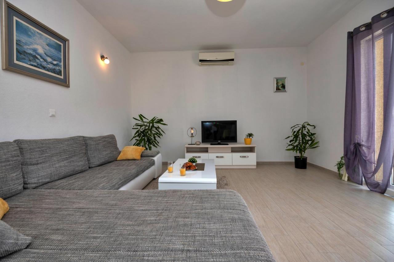 Apartment With Big And Free Private Parking Makarska Exterior foto