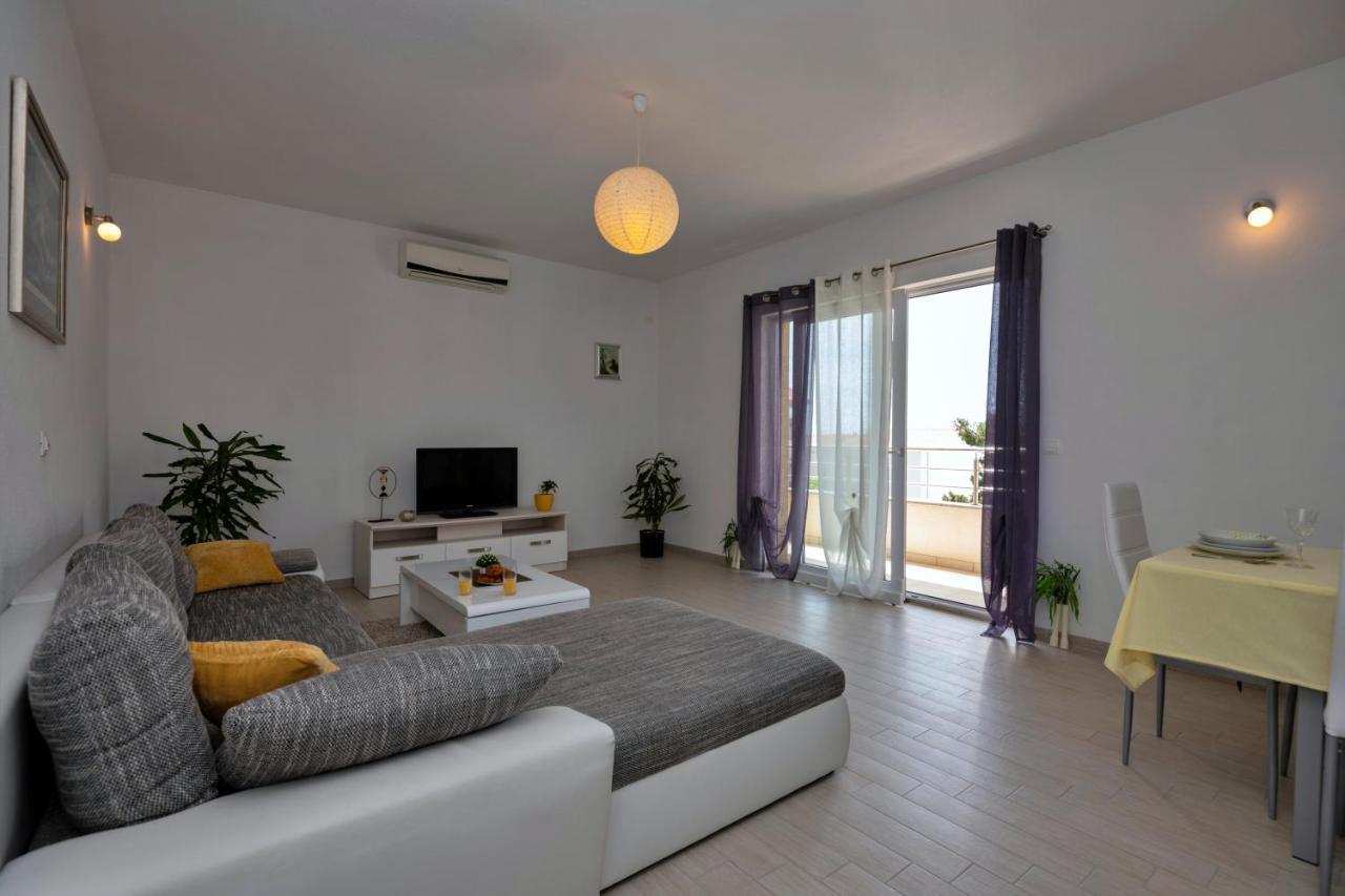 Apartment With Big And Free Private Parking Makarska Exterior foto