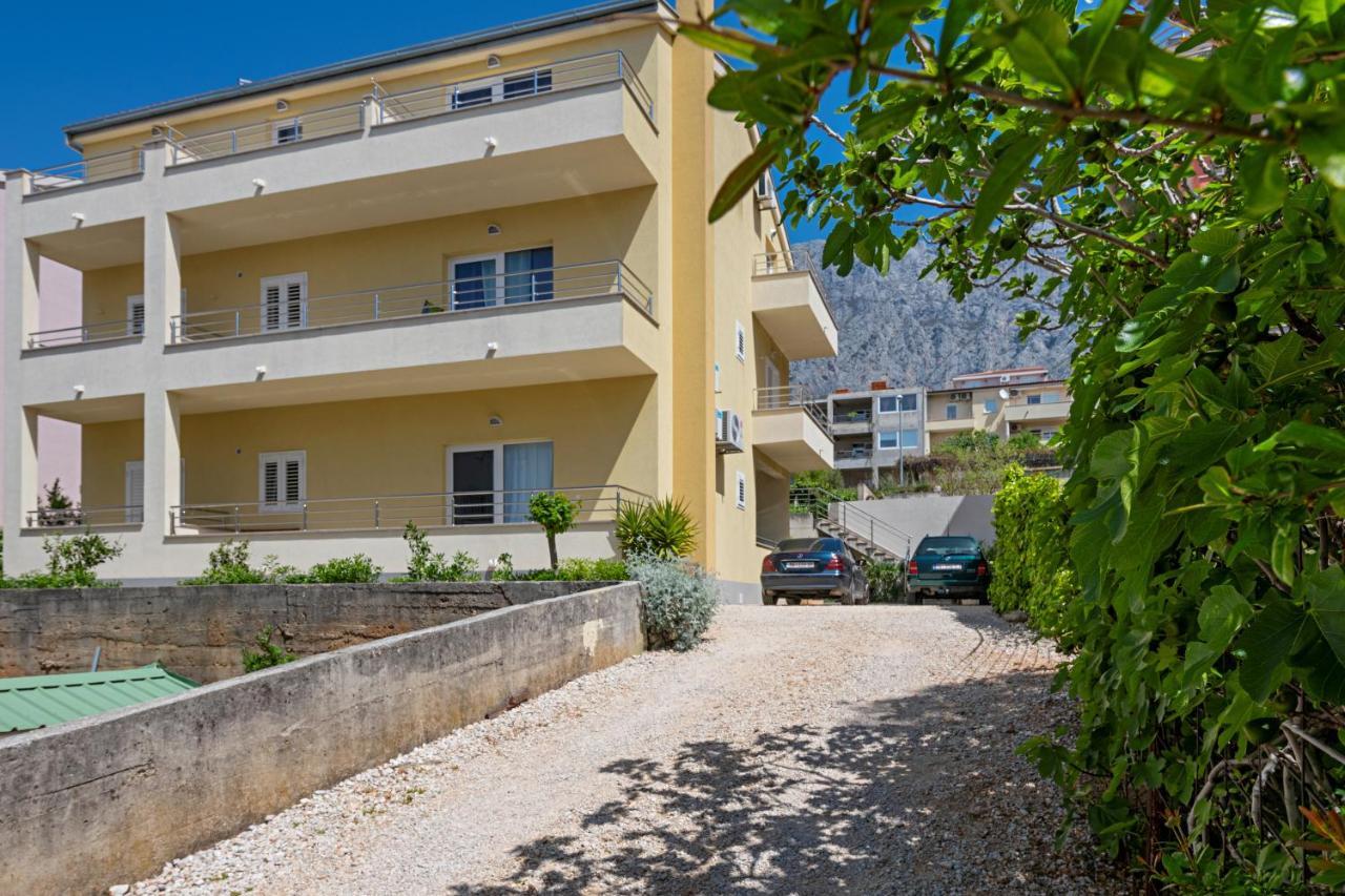 Apartment With Big And Free Private Parking Makarska Exterior foto