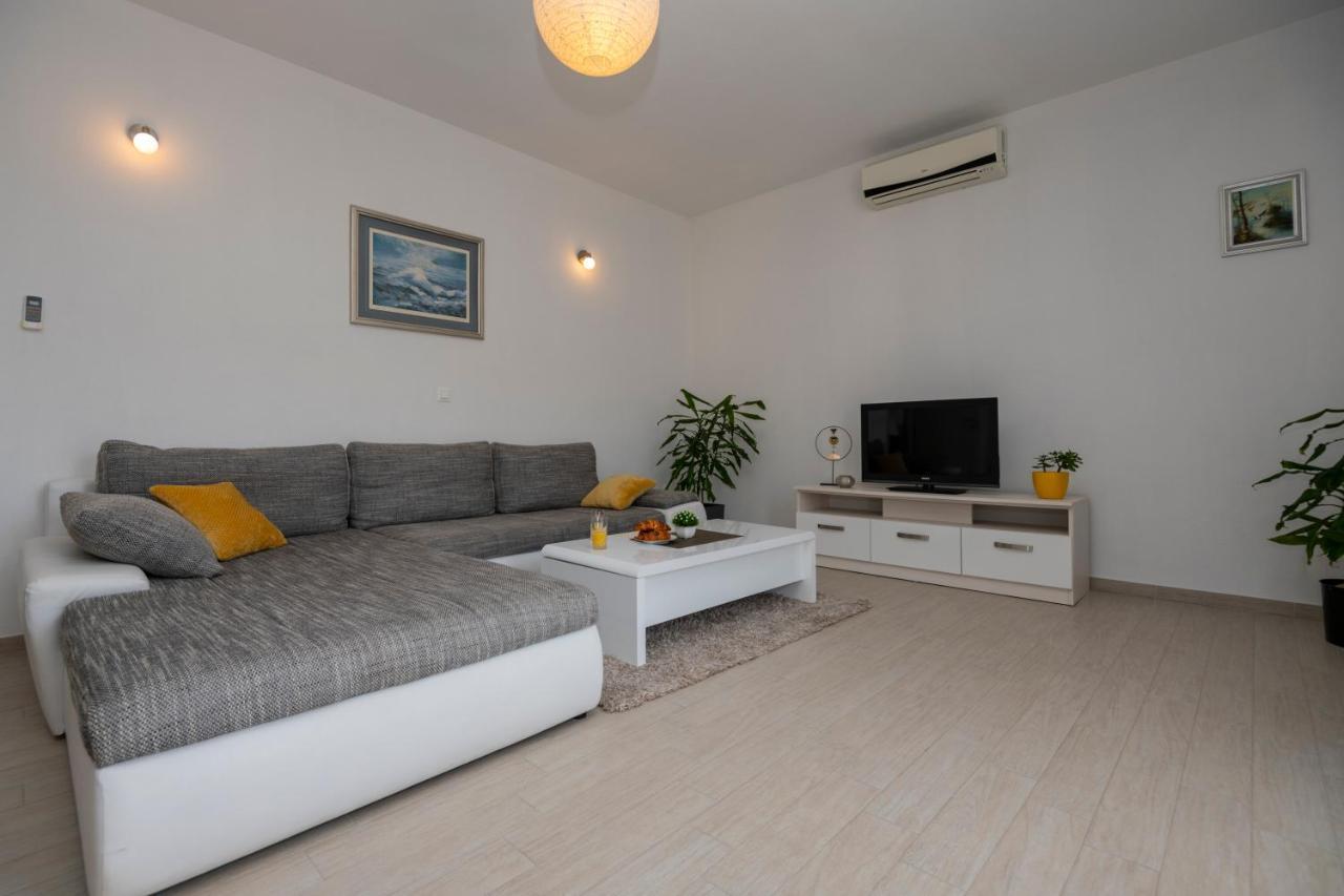 Apartment With Big And Free Private Parking Makarska Exterior foto