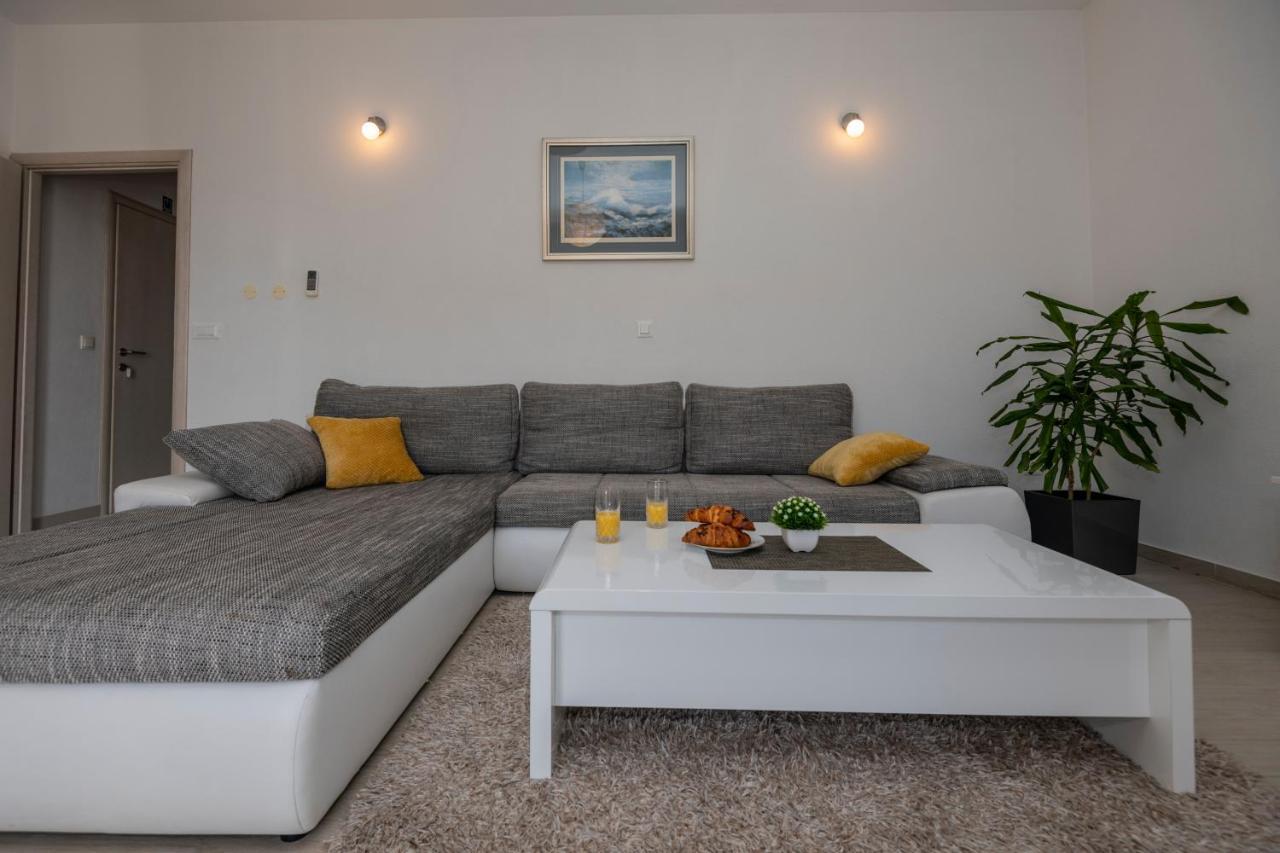 Apartment With Big And Free Private Parking Makarska Exterior foto